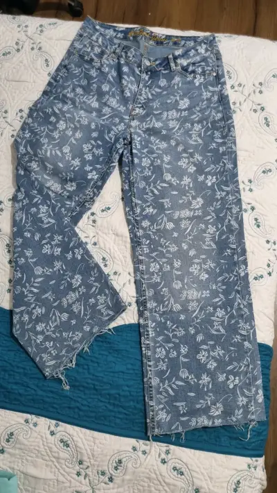 Jeans de mezclilla con estampado floral - miniatura 1