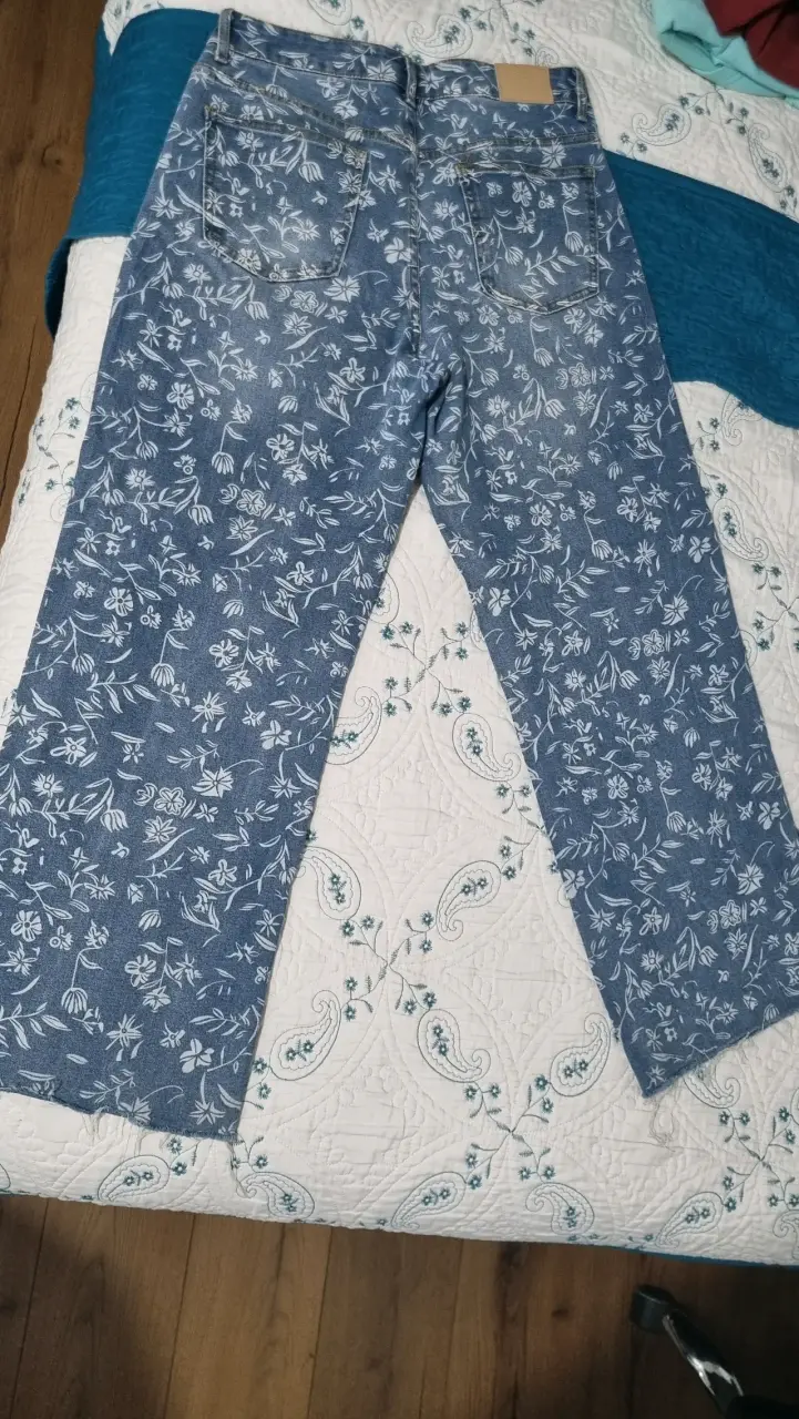 Jeans de mezclilla con estampado floral - 2