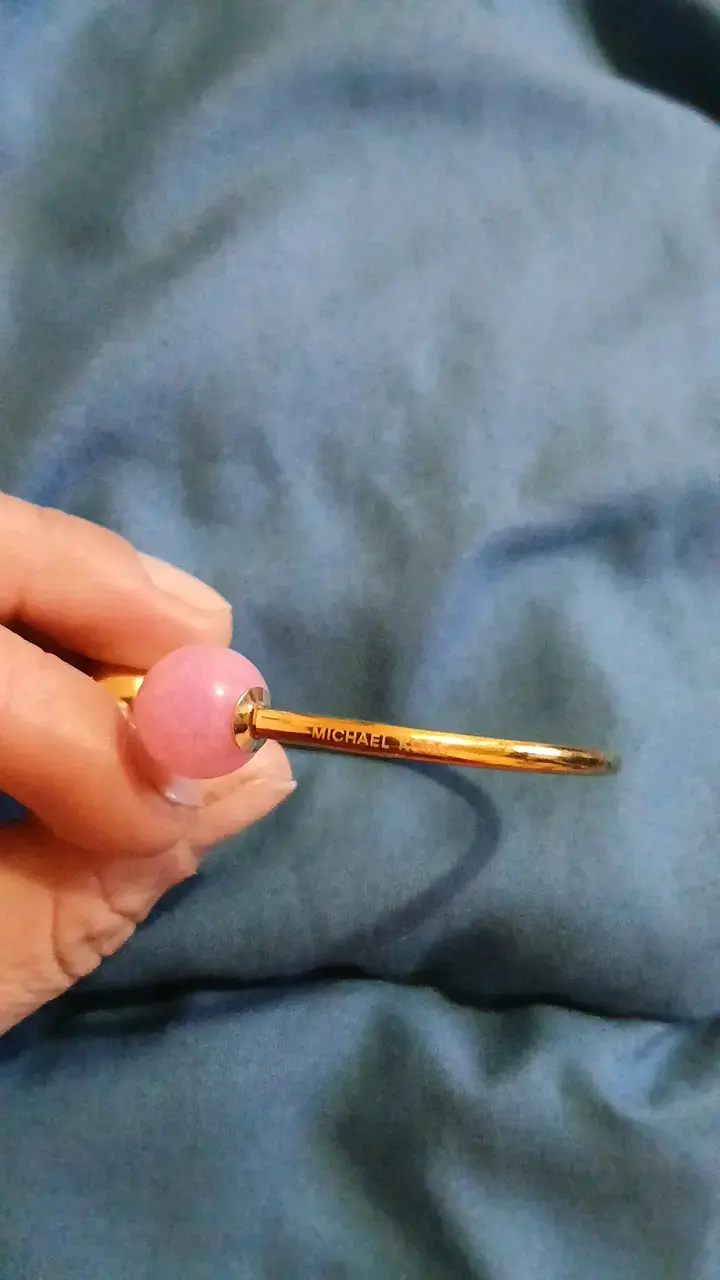 Pulsera Michael Kors dorada con esfera rosa - 2