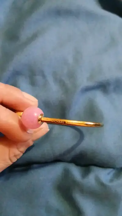 Pulsera Michael Kors dorada con esfera rosa - miniatura 3