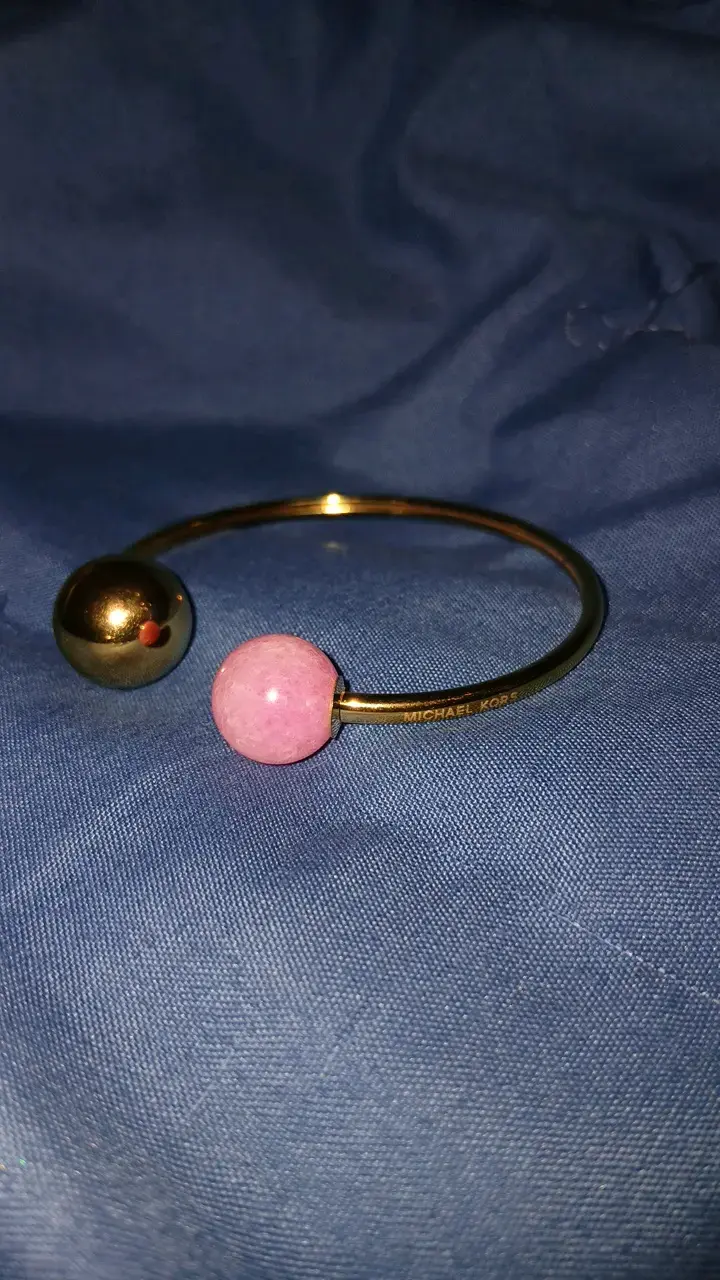 Pulsera Michael Kors dorada con esfera rosa - 6