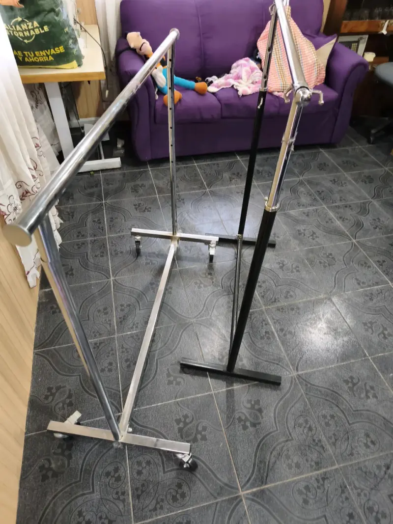 Percheros de ropa ajustables en metal - 1