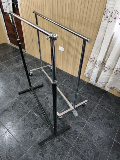 Percheros de ropa ajustables en metal - miniatura 2
