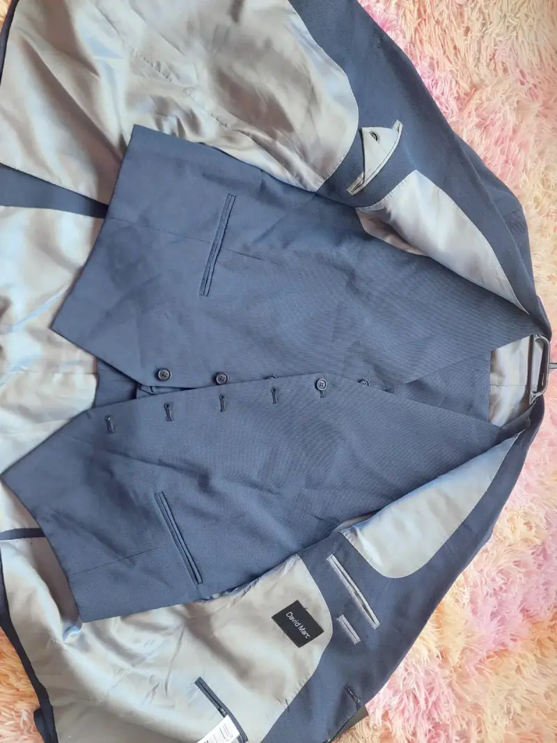 Traje azul oscuro para hombre con chaleco - 1