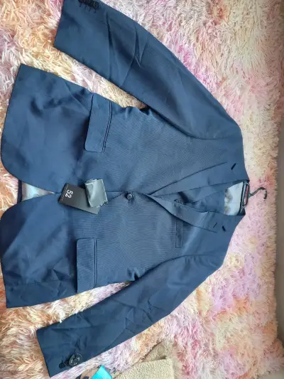Traje azul oscuro para hombre con chaleco - miniatura 2