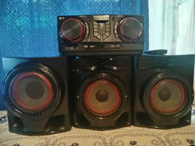 Sistema de sonido LG con parlantes potentes - miniatura 1