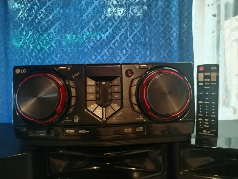Sistema de sonido LG con parlantes potentes - 3