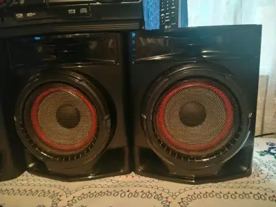 Sistema de sonido LG con parlantes potentes - miniatura 4