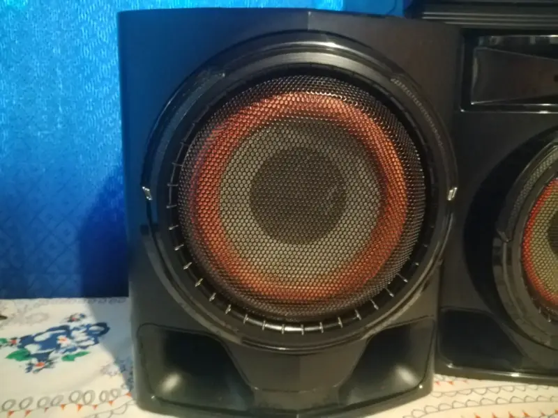 Sistema de sonido LG con parlantes potentes - 5