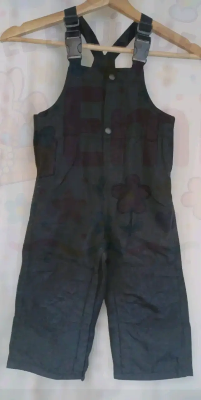 Overol infantil negro con tirantes ajustables - 1