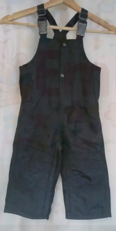 Overol infantil negro con tirantes ajustables - miniatura 1