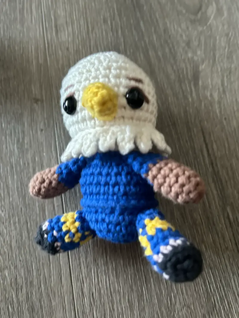 Muñeco tejido a crochet de águila mundial