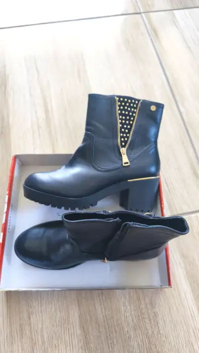 Botines negros con tachas doradas - miniatura 1