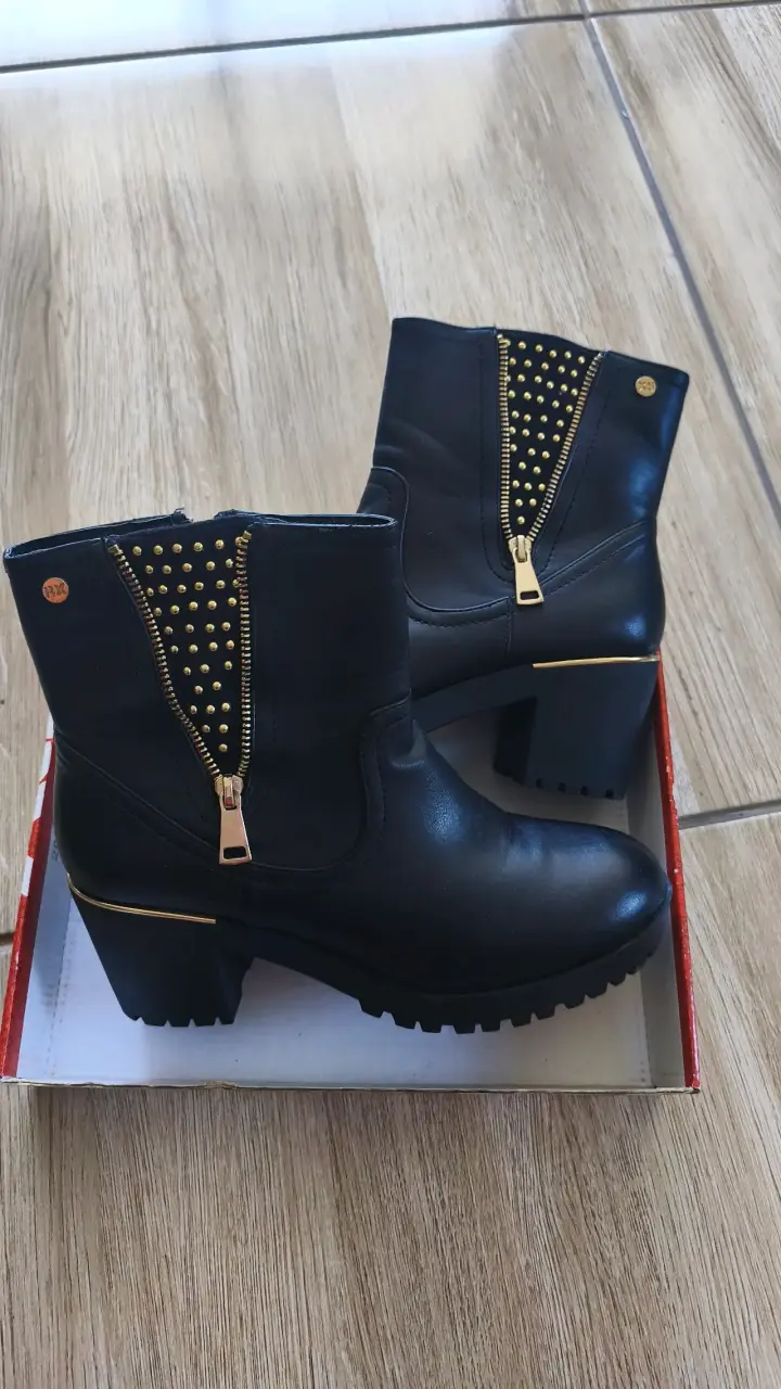 Botines negros con tachas doradas - 2