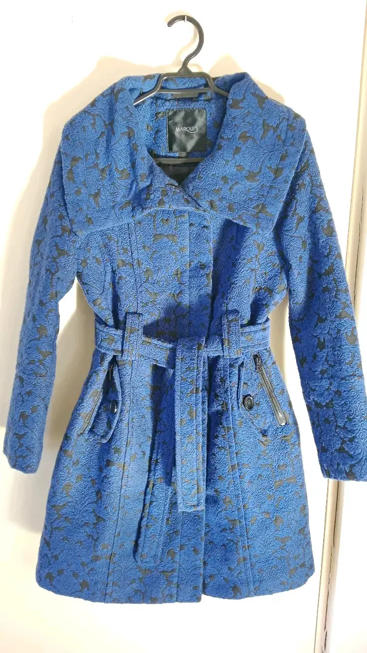 Abrigo azul con diseño floral Marquis