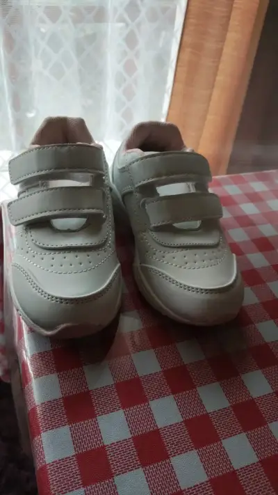 Zapatillas blancas para niños con velcro - miniatura 1