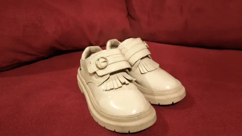 Zapatos beige para niña con flecos - 1