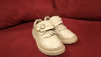 Zapatos beige para niña con flecos - miniatura 1