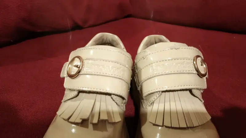 Zapatos beige para niña con flecos - 2