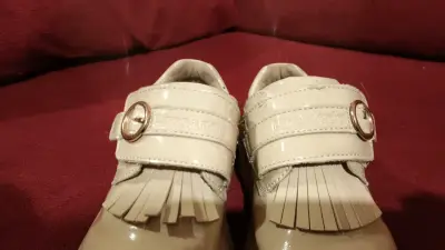 Zapatos beige para niña con flecos - miniatura 2