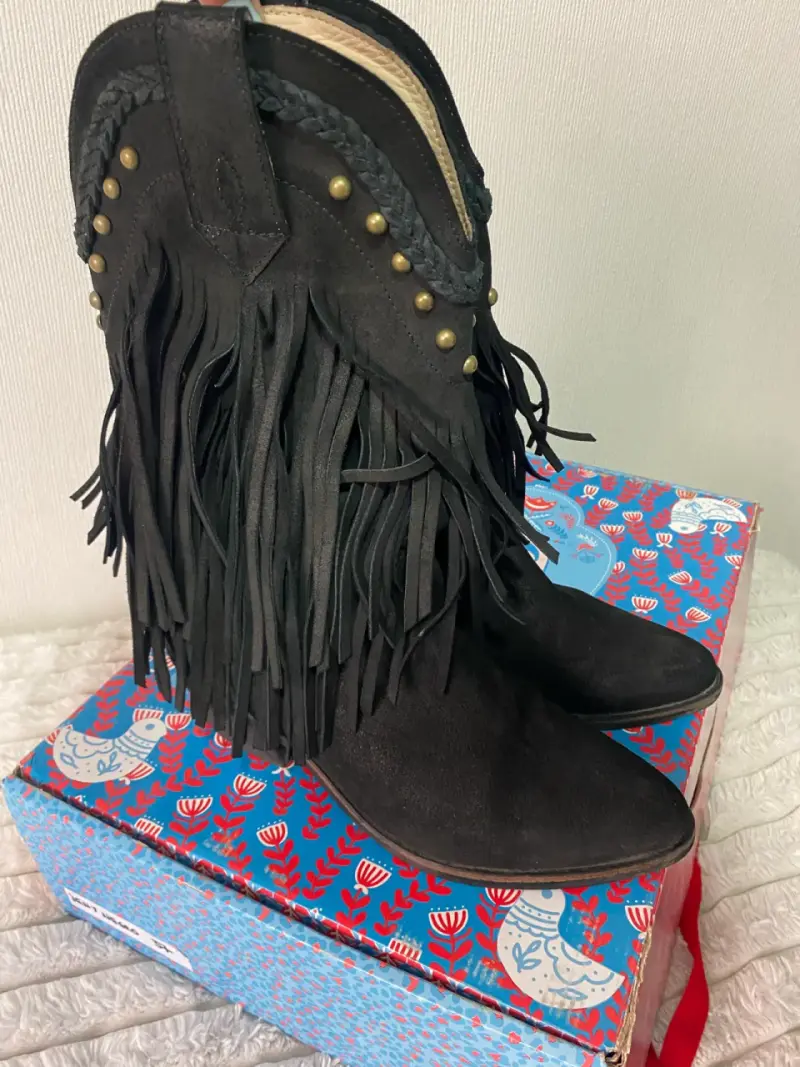 Botas negras con flecos y tachuelas - 1