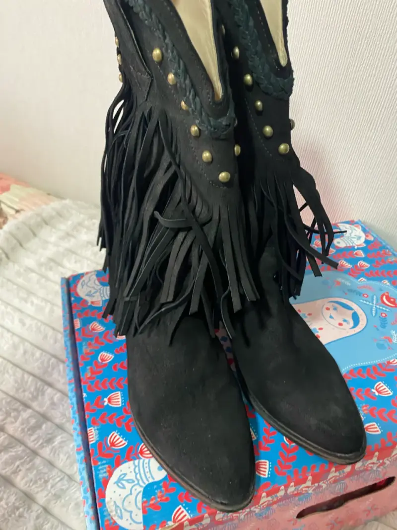 Botas negras con flecos y tachuelas - 3