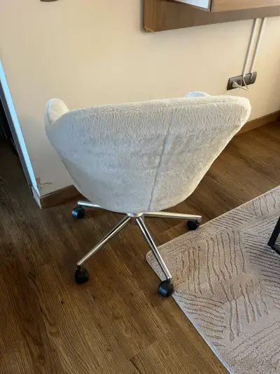 Silla giratoria de oficina beige con ruedas - miniatura 1