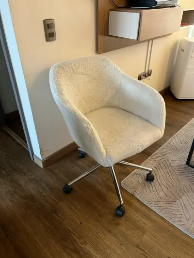 Silla giratoria de oficina beige con ruedas - miniatura 3