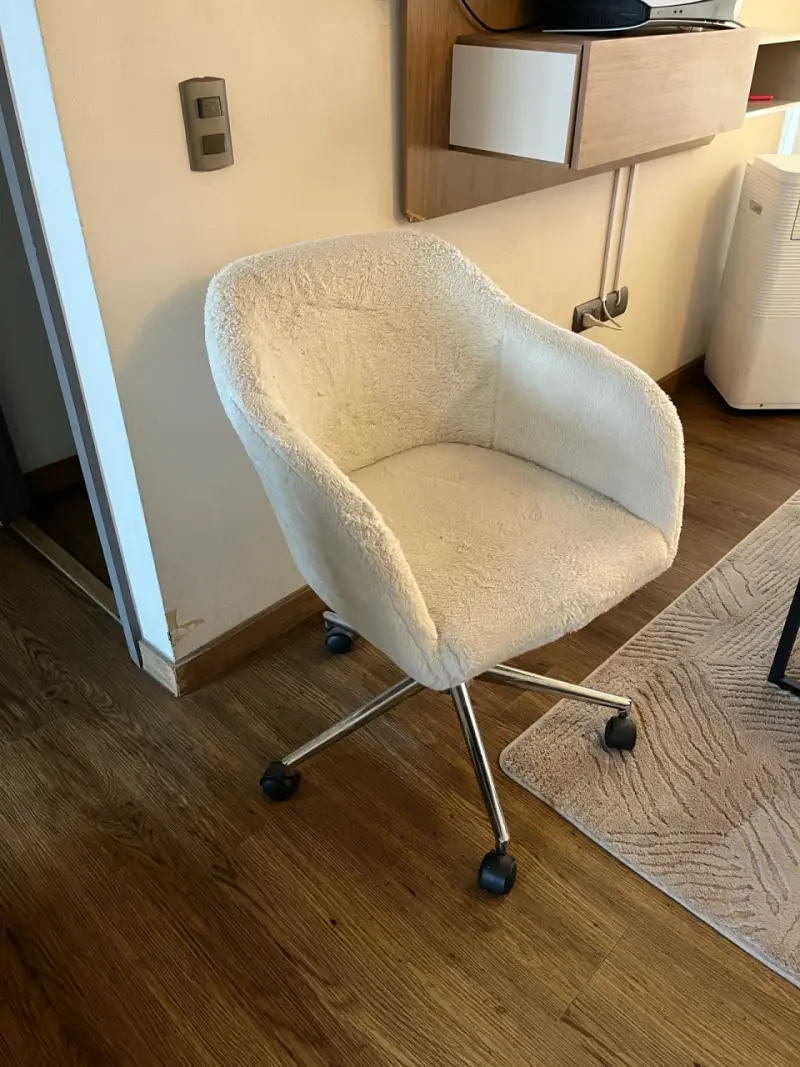 Silla giratoria de oficina beige con ruedas - 4