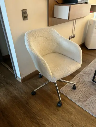 Silla giratoria de oficina beige con ruedas - miniatura 4