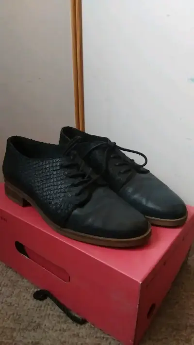 Zapatos de cuero negro con textura - miniatura 1