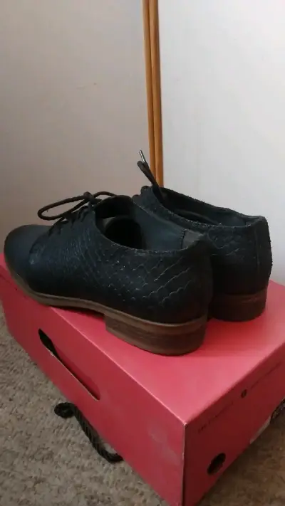 Zapatos de cuero negro con textura - miniatura 2