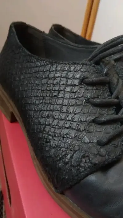 Zapatos de cuero negro con textura - miniatura 3