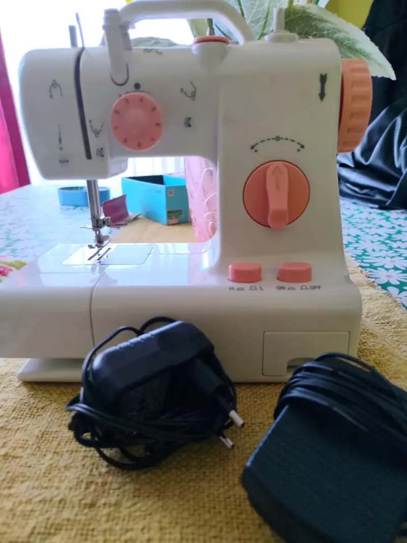 Máquina de coser portátil compacta - 1