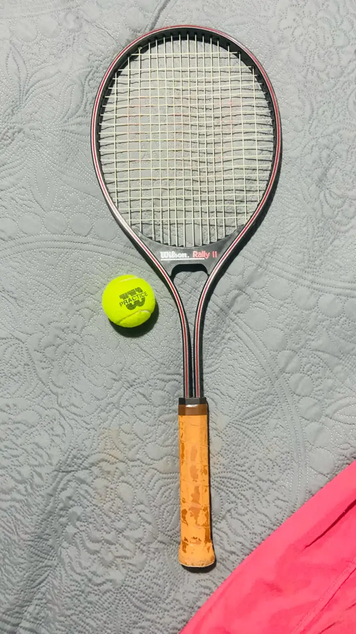 Raqueta de tenis Wilson Rally II con pelota