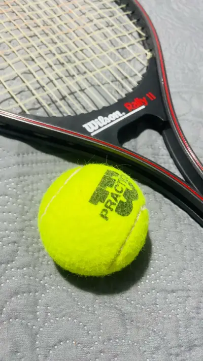 Raqueta de tenis Wilson Rally II con pelota - miniatura 3