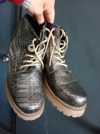 Botines de cuero con diseño de serpiente - miniatura 1