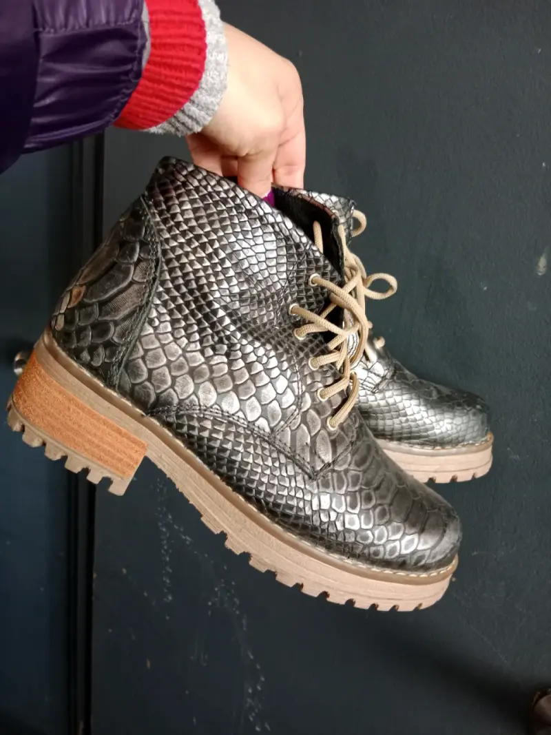 Botines de cuero con diseño de serpiente - 3