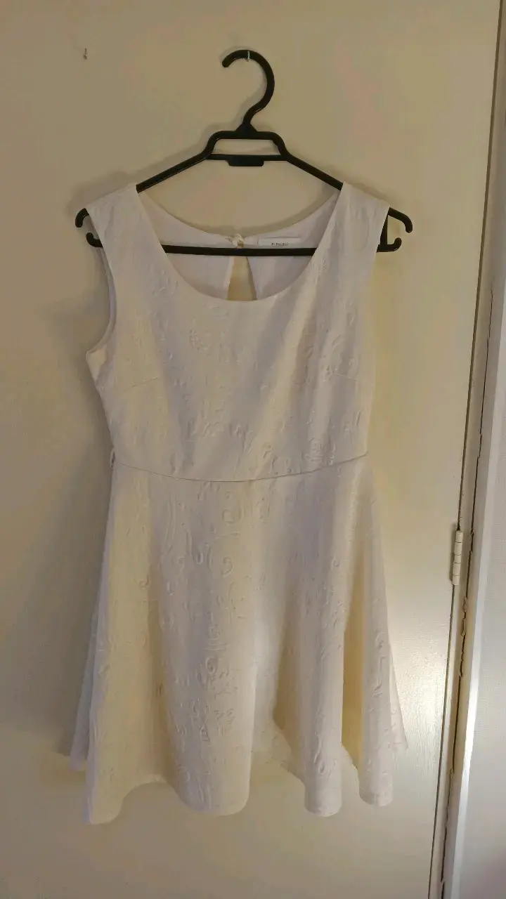 Vestido blanco con diseño floral - 1