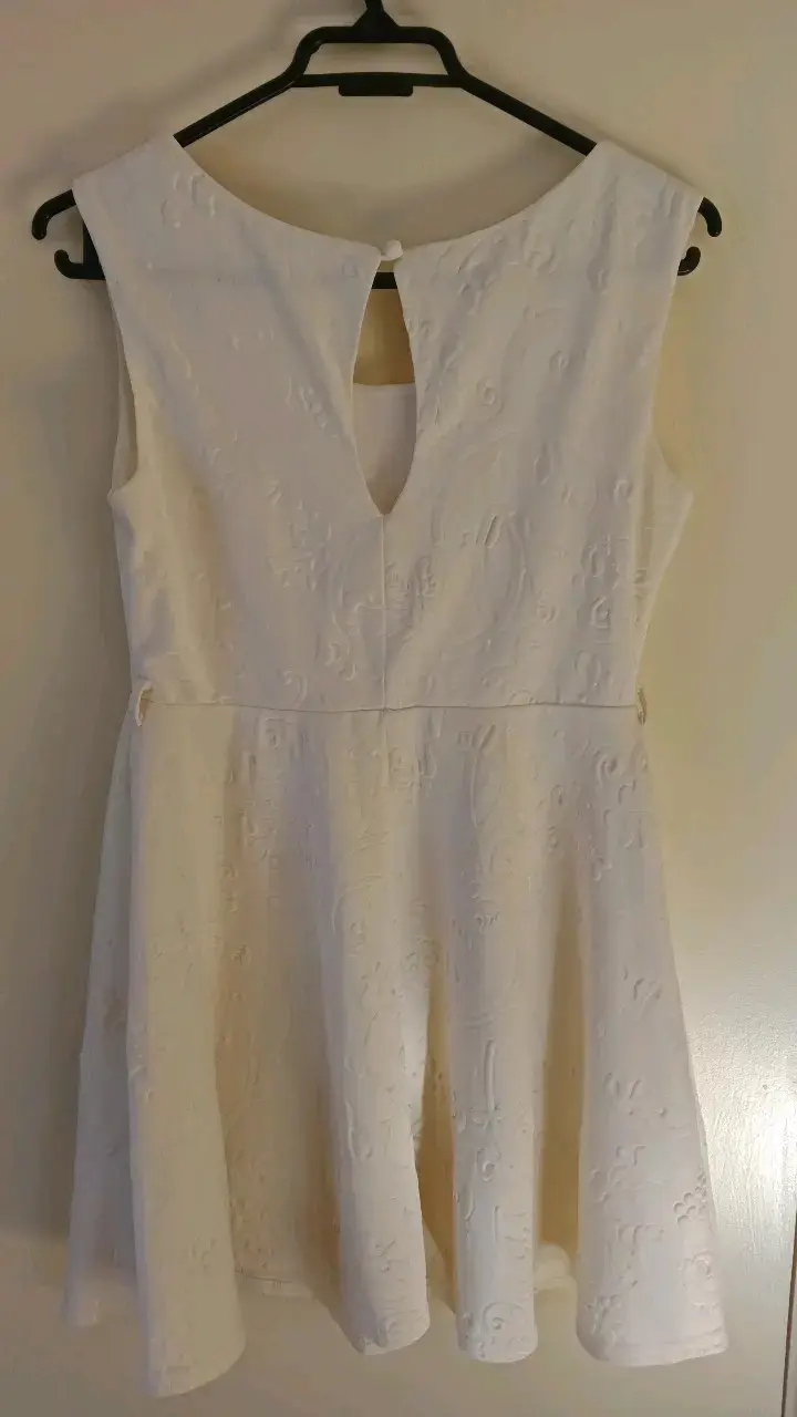 Vestido blanco con diseño floral - 2