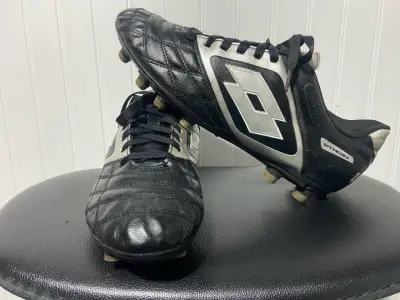 Botines de fútbol Lotto negros y plateados - miniatura 1