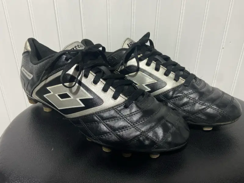 Botines de fútbol Lotto negros y plateados - 2