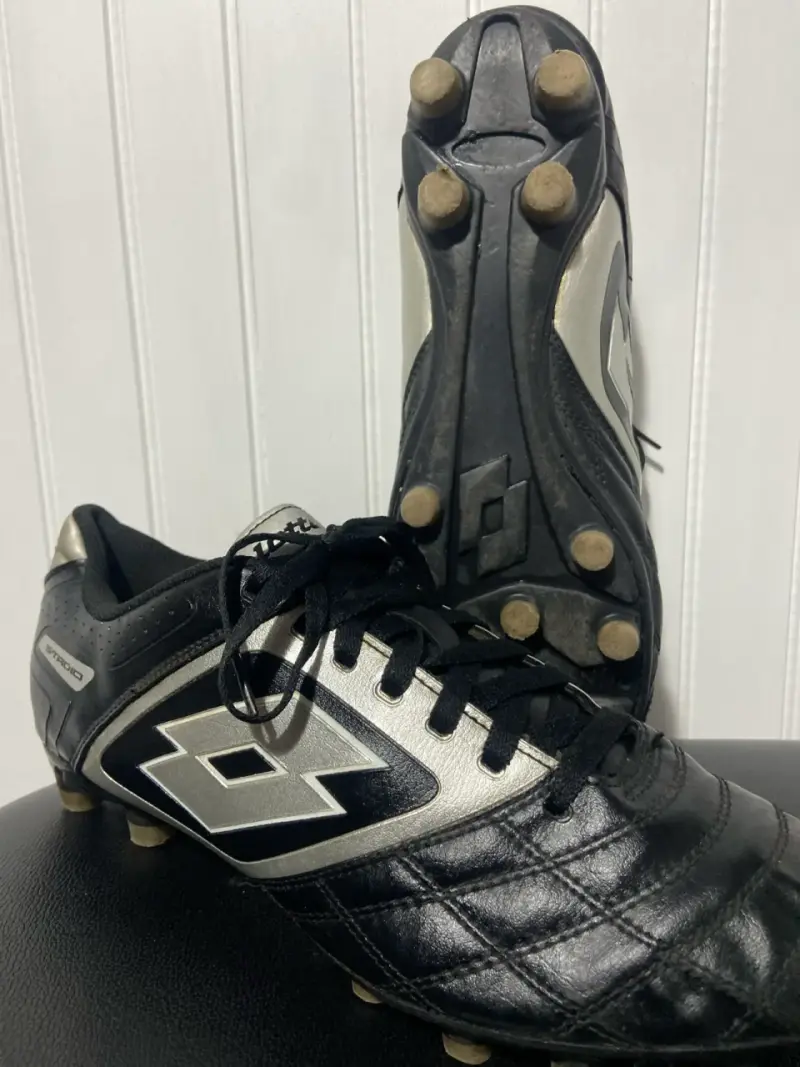 Botines de fútbol Lotto negros y plateados - 3