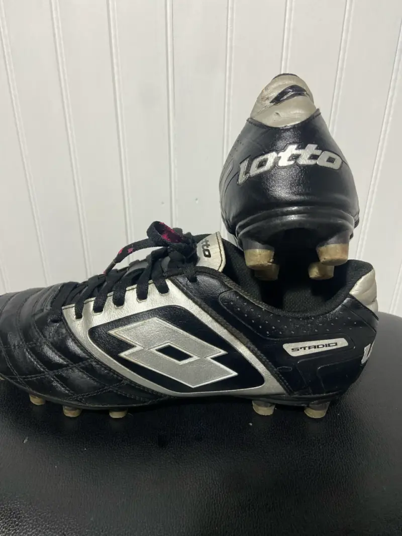 Botines de fútbol Lotto negros y plateados - 4