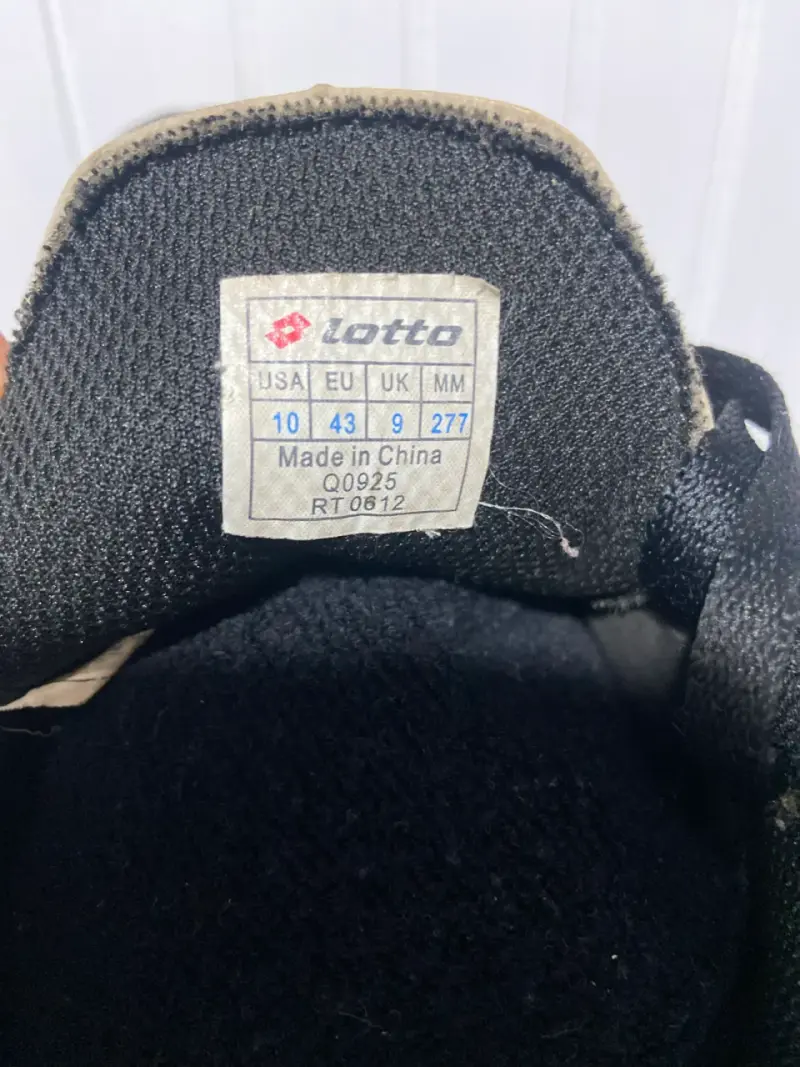 Botines de fútbol Lotto negros y plateados - 5