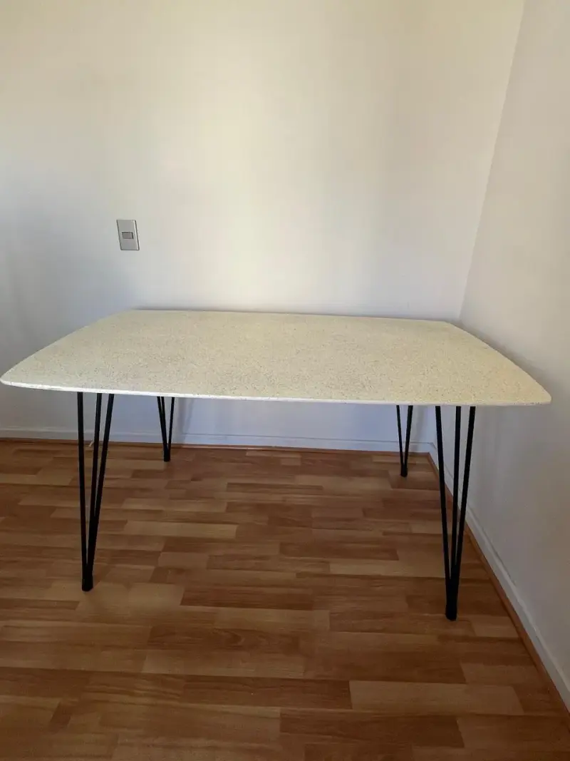 Mesa de comedor moderna con patas de metal - 1