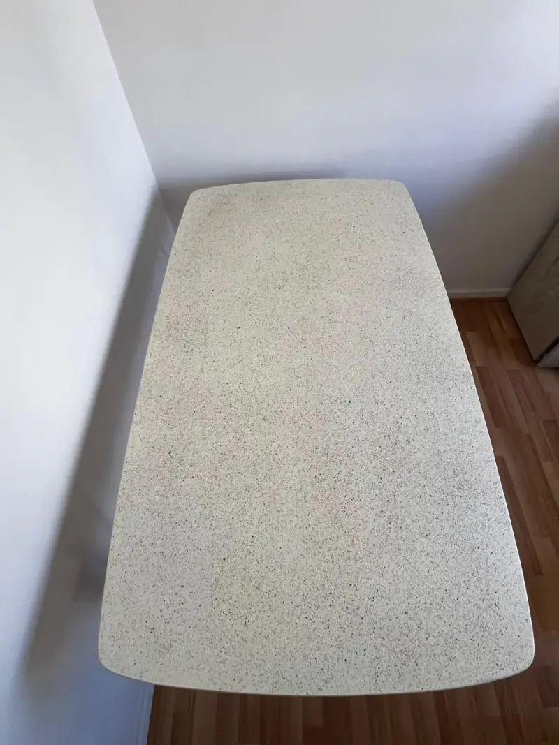 Mesa de comedor moderna con patas de metal - 2