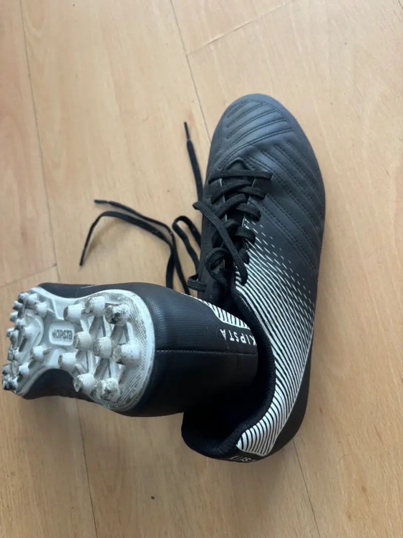 Botines de fútbol negros con tacos