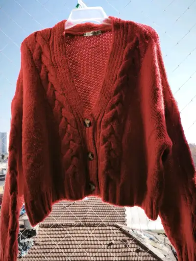 Cárdigan rojo de lana con botones - miniatura 1