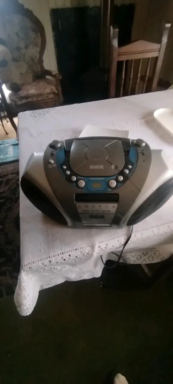 Radio portátil RCA con CD y cassette - 1